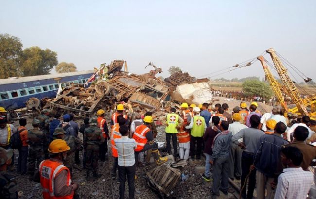 Крушение поезда в Индии: число жертв возросло до 27 человек