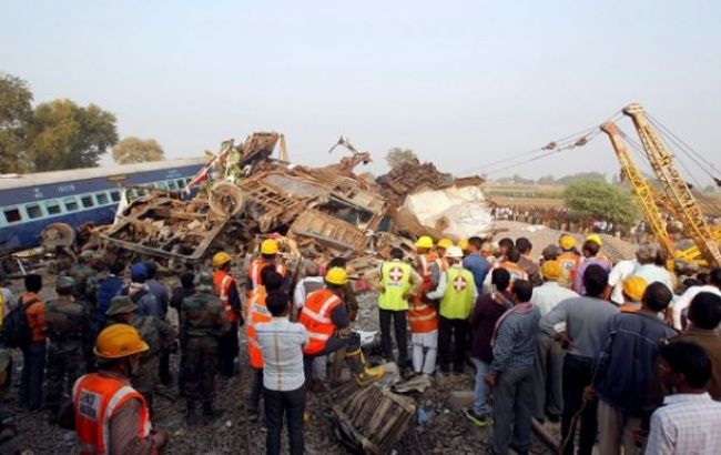 Количество жертв в результате схода поезда с рельсов в Индии возросло до 36 человек