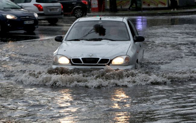 Київ накрила сильна злива з градом: фото та відео наслідків