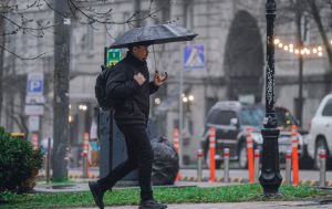 Антициклон Quirin змінить погоду в Україні: де сьогодні дощитиме, а де розігріє до +17