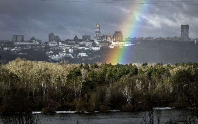 Спека, але опади майже всюди. Де не буде дощів в Україні завтра