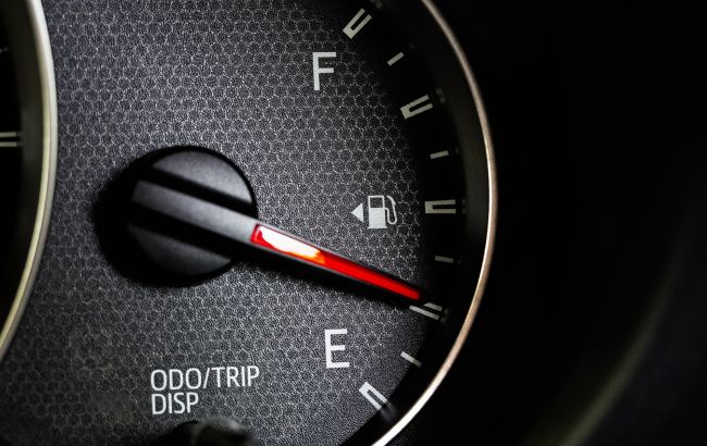 Сколько машина может проехать на "лампочке": изучаем остаток горючего в баке