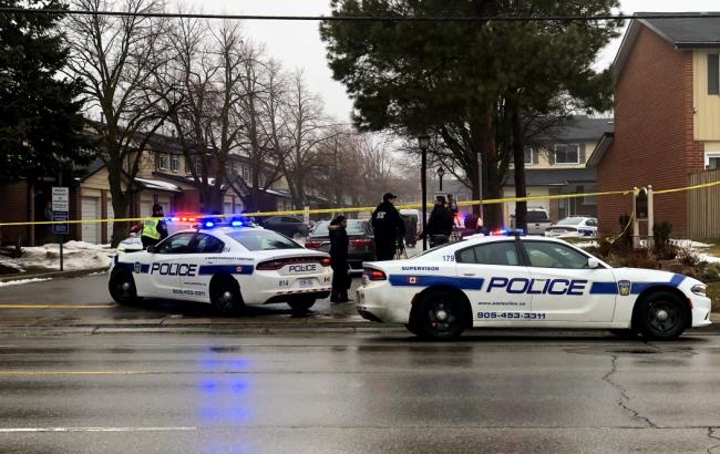 В Канаде неизвестный ранил полицейского и закрылся в гараже