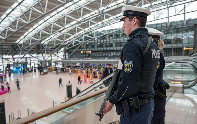 В аэропорту Берлина задержали подозрительного мужчину в жилете с проводами