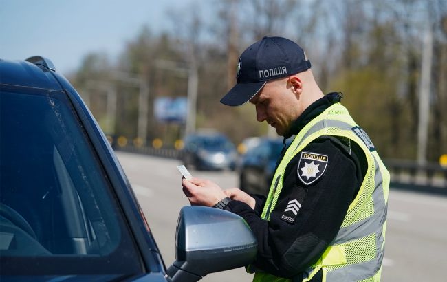 Чи повинен водій виходити з авто на вимогу поліції: адвокат розвіяла популярний міф