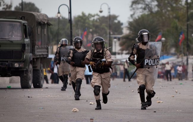 У столиці Гаїті обстріляли фургон посольства США, є поранений, - ЗМІ