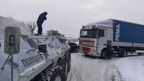 Под Киевом образовался бесконечный затор из авто: появилось видео