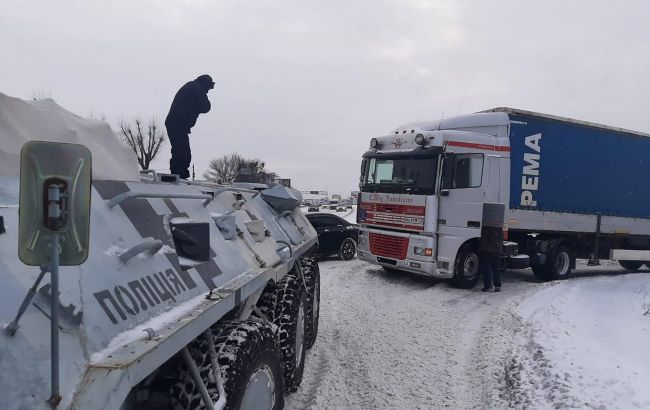 Под Киевом образовался бесконечный затор из авто: появилось видео