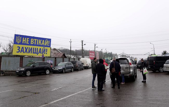 Виїзд чоловіків за кордон. Юрист пояснив, як працює один зі способів