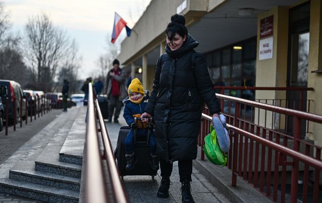 Коли біженці почнуть повертатися до великих міст України: прогноз експерта