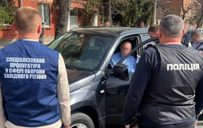 Требовал взятку у военного: в Хмельницком задержали заместителя главы ВВК