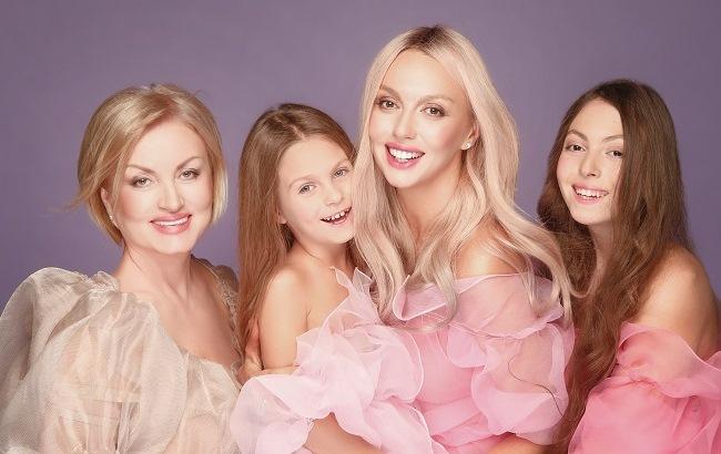 "При всей критике она меня дико любила и заботилась": Оля Полякова рассказала об отношениях с матерью