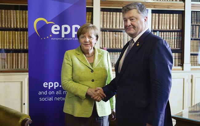 В Берлине Порошенко с Меркель обсудят тактику введения миротворцев на Донбасс
