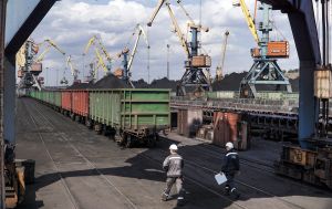 Обстріли портів б&rsquo;ють по "Укрзалізниці": експорт руди може впасти на 40%