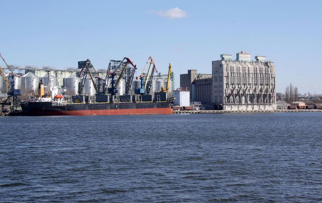 В Николаевском морском порту затонул корабль, произошла утечка нефтепродуктов (фото)