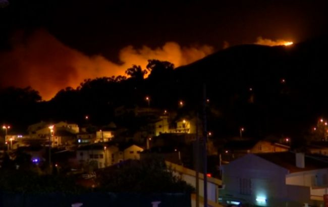 В Португалии из-за лесного пожара эвакуировали людей