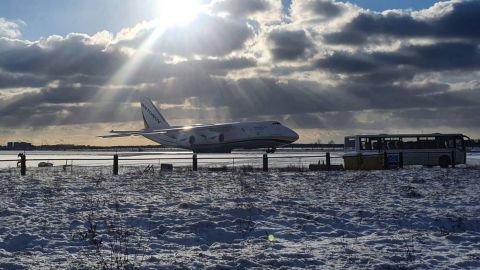Смотрите, как посылки в Украину доставляют самолетом "Руслан" (фото)