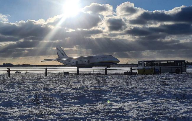 Смотрите, как посылки в Украину доставляют самолетом "Руслан" (фото)