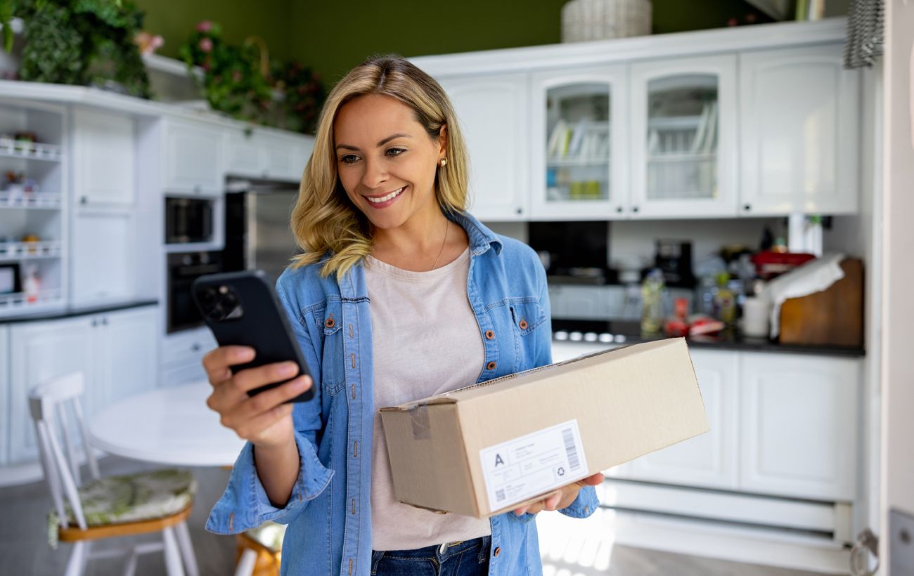 Як працюватимуть "Нова пошта" та "Укрпошта" на Великдень: графік роботи 12 квітня