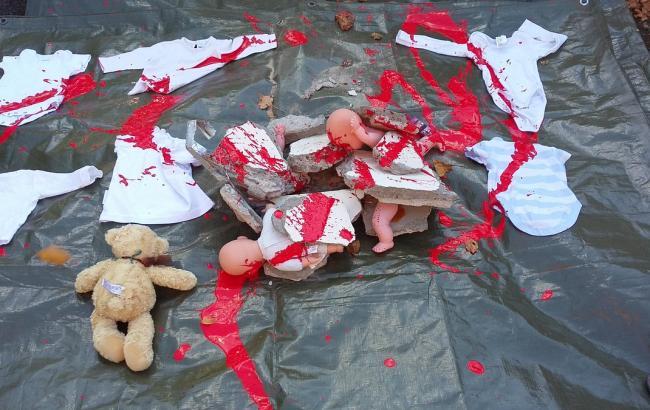 В Дублине к посольству России принесли "окровавленных" кукол