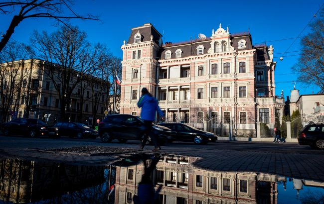 Латвия изменила правила получения ВНЖ: тысячи россиян получат предписания покинуть страну