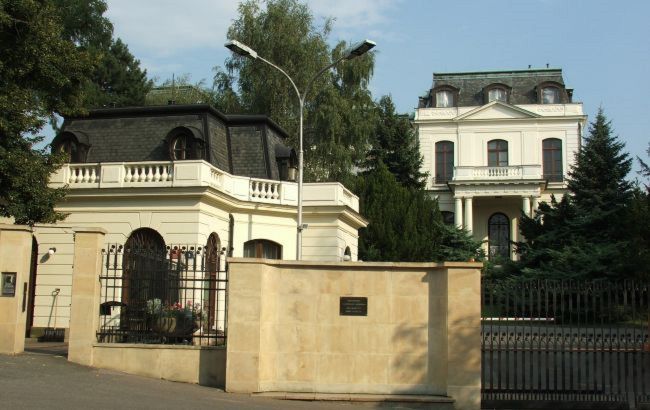 Дипломатический скандал: школа при посольстве России в Чехии может не открыться в сентябре