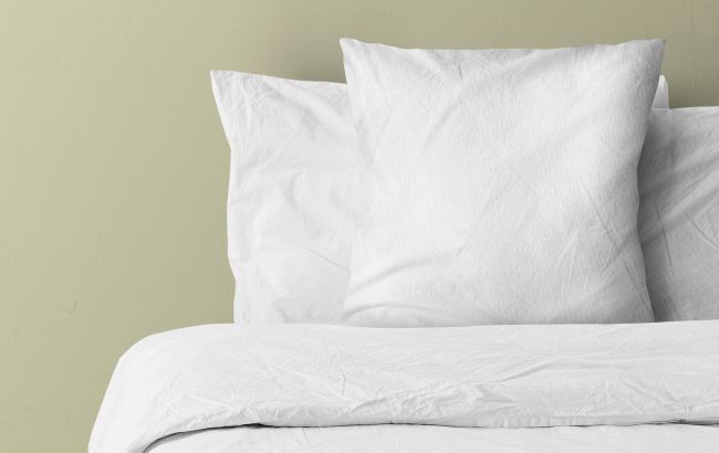 Не спешите стирать пожелтевшие подушки. Эксперт назвал один шаг, который все изменит