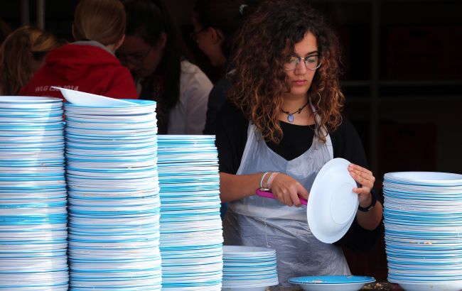 "Ніколи так важко не заробляла". Як працюють на митті посуду українські біженці в Польщі