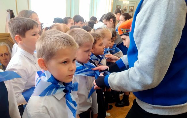 Окупанти взялися "промивати мізки" усім першокласникам у Херсонській області, - ЦНС