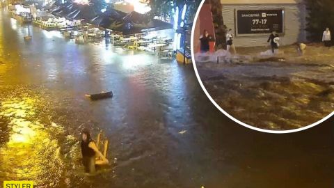 В Одессе потоки воды носили по улицам тело мужчины (видео)