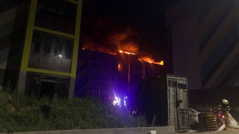 Горить дах і злітає обшивка: у Києві пожежа в недобудованому будинку