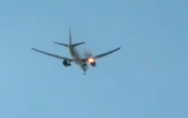 В небе над Лос-Анджелесом загорелся самолет
