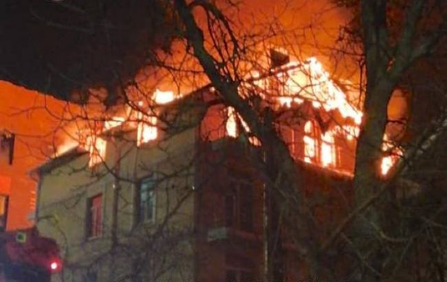 В Киеве горел трехэтажный жилой дом