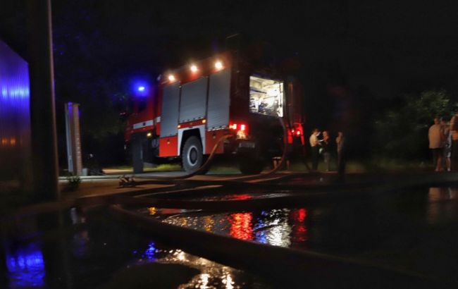 В Деснянском районе Киева горят автоцистерны, слышны взрывы