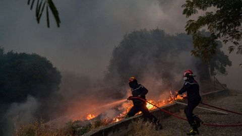 Поблизу Афін спалахнули нові пожежі: мешканців двох сіл евакуювали