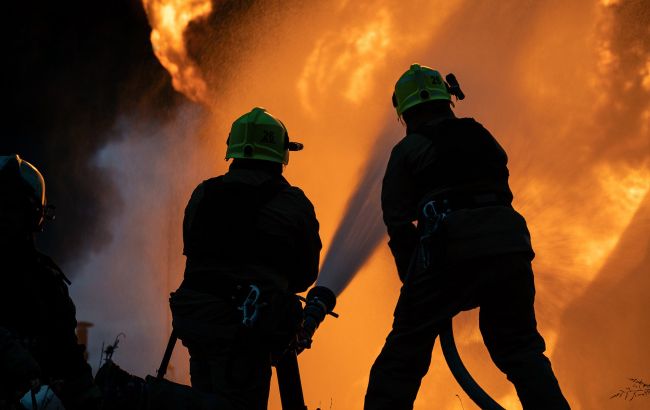 Россияне атаковали Запорожье, горит предприятие (фото)