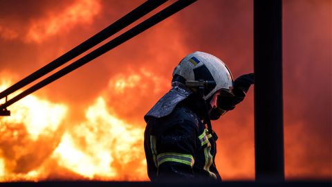 В Буковеле произошел крупный пожар: вспыхнул элитный отель (видео)