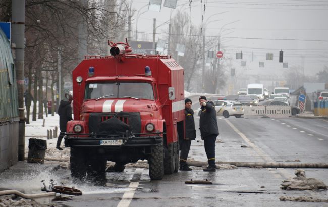 Обстріл Києва: в одному з районів евакуюють жителів багатоповерхівки, що горить