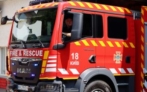 В Києві спалахнула пожежа в одному з районів: є жертви