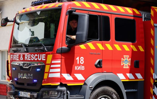 В Києві спалахнула пожежа в одному з районів: є жертви