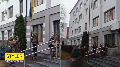 Над Бучей подняли сине-желтый украинский флаг под "Слава Украине!" (видео)