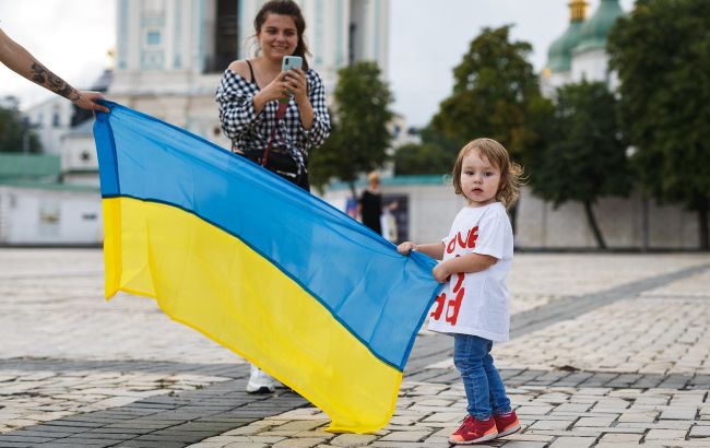 Почему наш флаг сине-желтый, если на старых фото зафиксирован его "перевернутый" вариант?