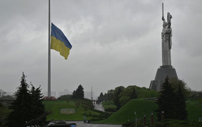 У Києві через негоду приспустять головний прапор України