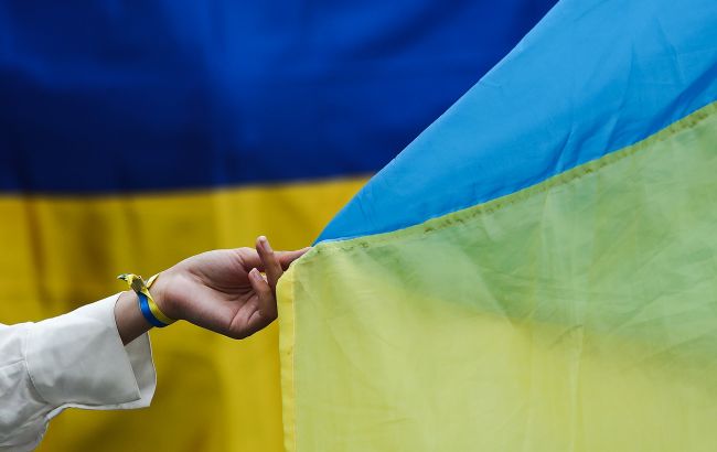В Черногории киевлян грубо выгнали из пляжного клуба из-за флага Украины: хамство попало на видео