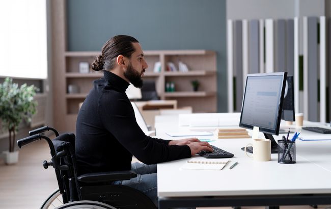 Работодатели получили 100 миллионов на трудоустройство людей с инвалидностью: куда идут деньги