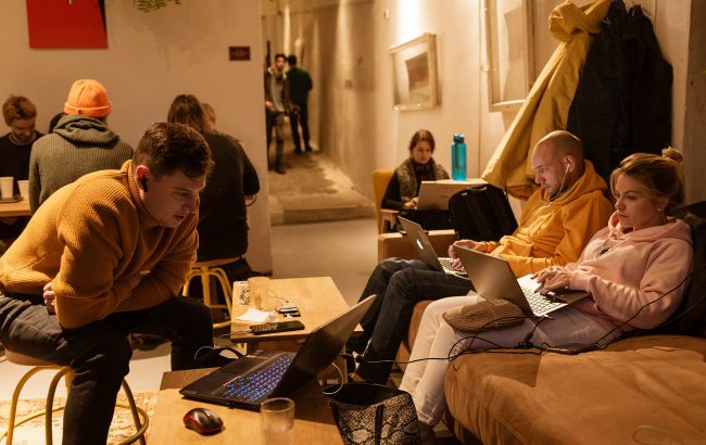 Світло вимикатимуть аварійно і за графіками: повний список для всіх областей