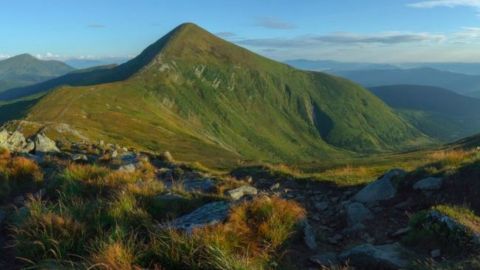 Могла погибнуть: туристка серьезно травмировала ногу в Карпатах, фото