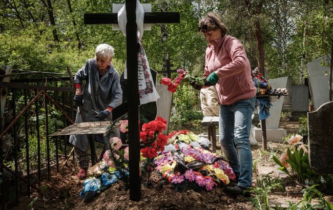 Подготовка к Проводам: священник ПЦУ объяснил, когда на кладбище лучше не убирать