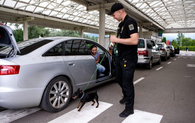 Кого з жінок можуть не випустити за кордон під час мобілізації: пояснення адвоката