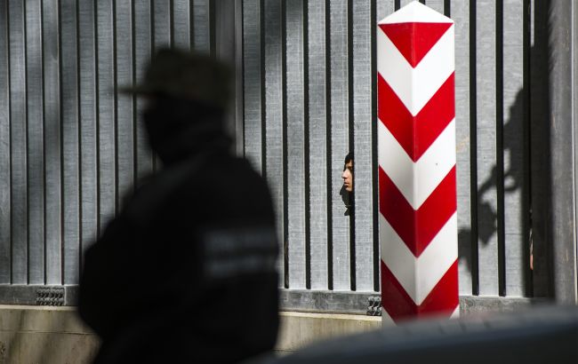 Польща депортувала українця, який погрожував підпалами через "вето Навроцького"